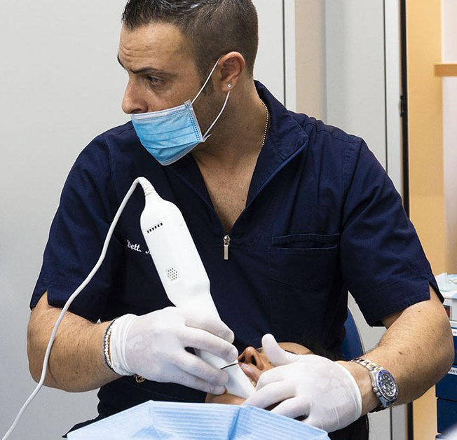 Un odontoiatra dello studio esegue una scansione intraorale con uno scanner 3D