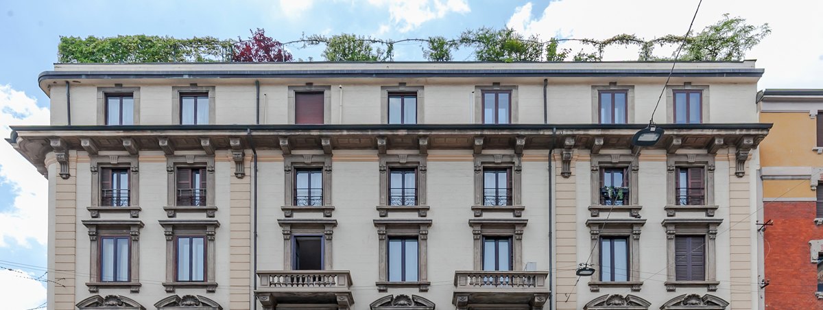 Facciata del palazzo della sede in Piazza Lima, Milano, con la terrazza alberata sul tetto